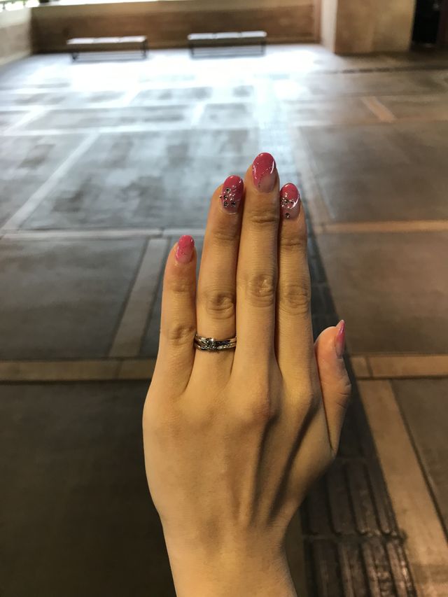 婚約指輪、結婚指輪を着用した写真です。
