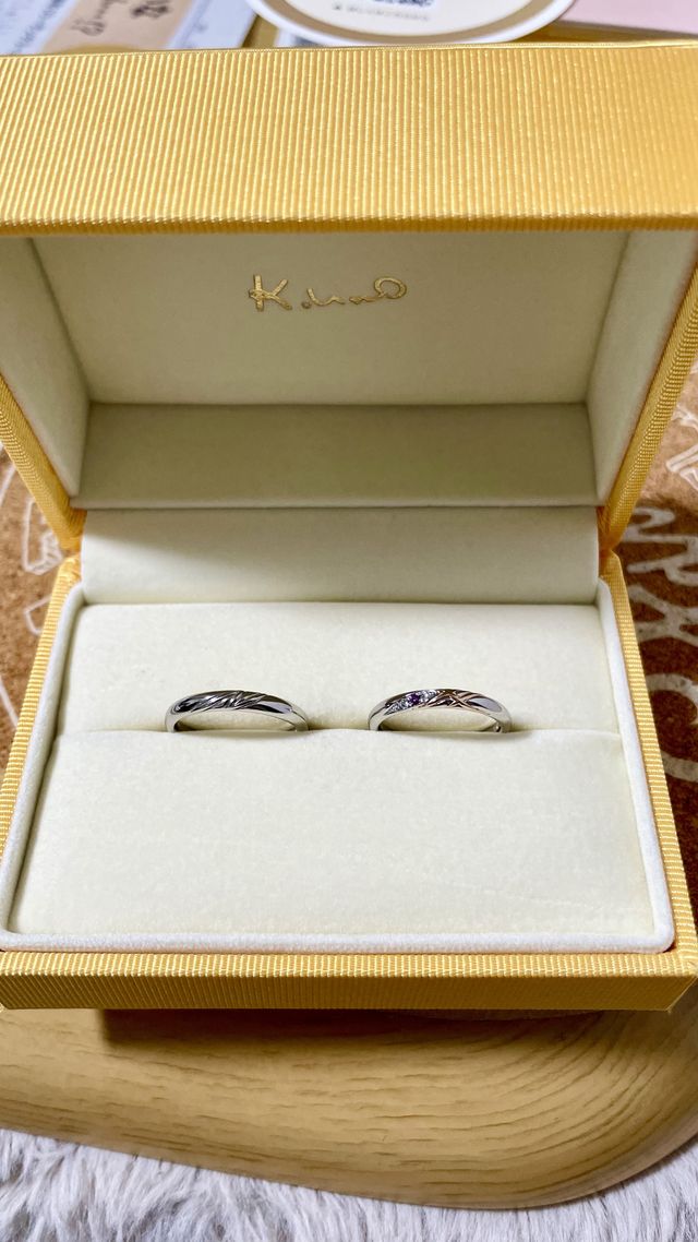 重ねると2人の名前が繋がるようなデザイン