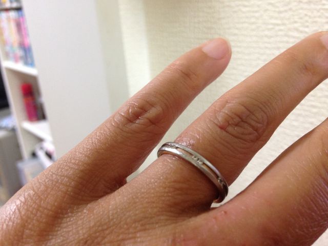 結婚指輪は、6つのダイヤがあしらわれたタイプです。