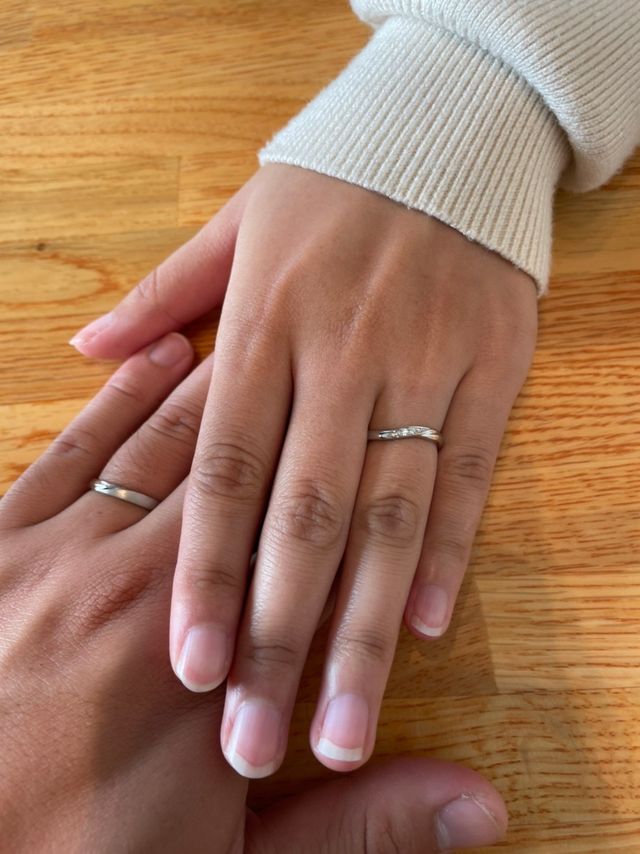 ウェーブで、
ダイヤが３つついています！