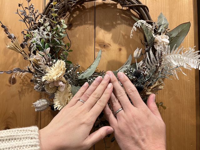 槌目を自分たちでつけて愛着のある結婚指輪となりました。