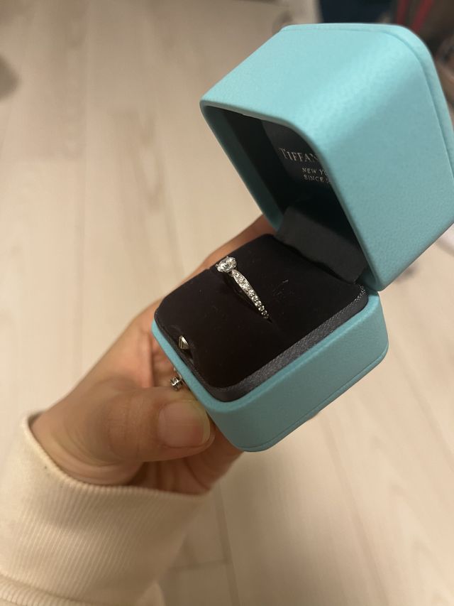 リングの横側についているダイヤがとても可愛いです。