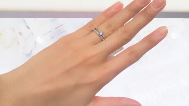 検討中の結婚指輪の上に重ね付けしました。