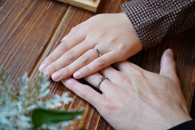 内側には2人の手書きで
お互いの名前が彫ってあります。