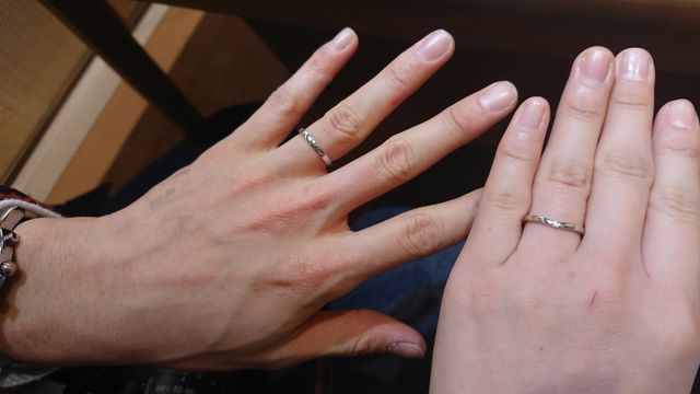 指が太い私にも悪目立ちしない
シンプルな可愛いデザインです。