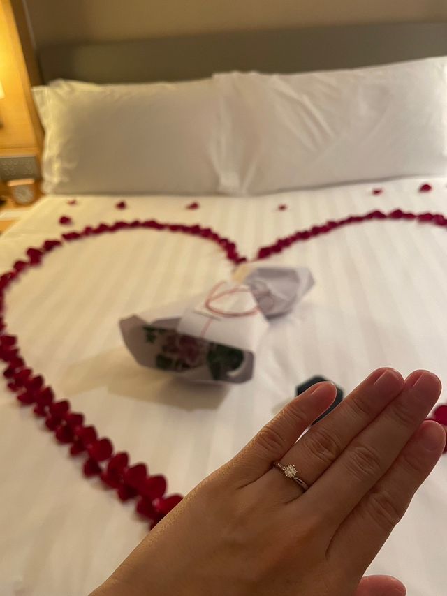 ホテルの部屋でのプロポーズ時の写真