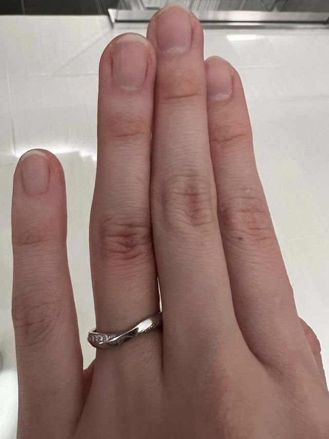 どくとくなデザインですが指輪が目立って素敵でした