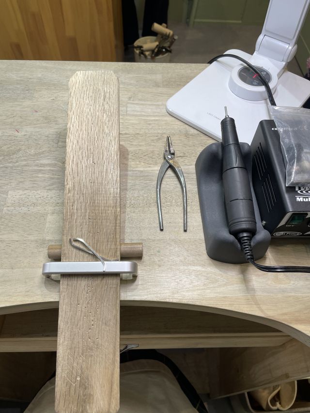 棒状の状態から、手作りで指輪を作っていく