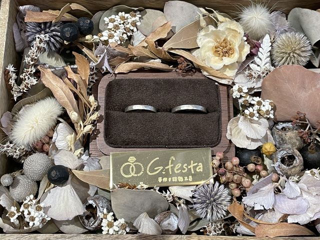 完成した指輪を、撮影用のケースに入れて撮影させてくれる