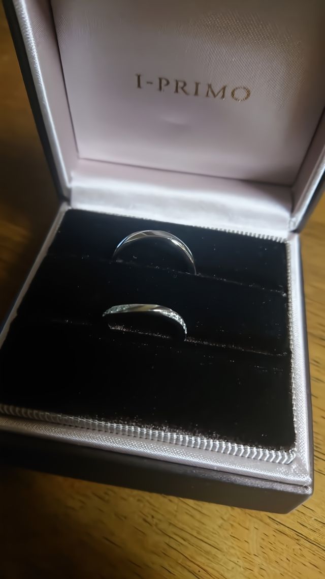 控えめなカーブデザインが気に入りました。ボックスも可愛い。
