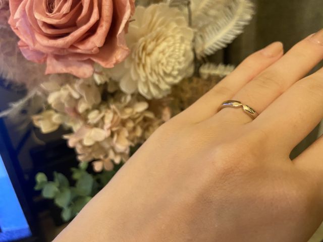 シンプルな指輪で1箇所切れ目があります。