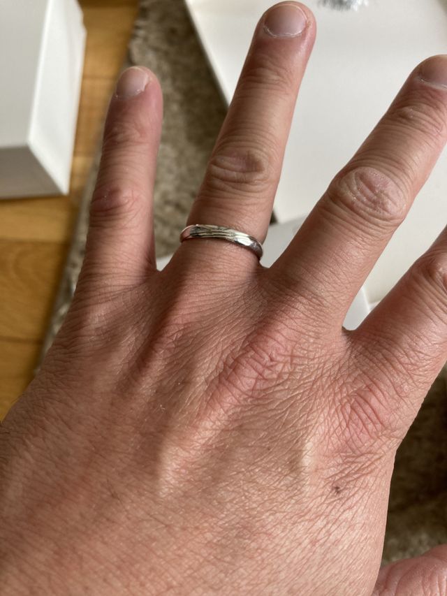 中がツルツルではめやすい。