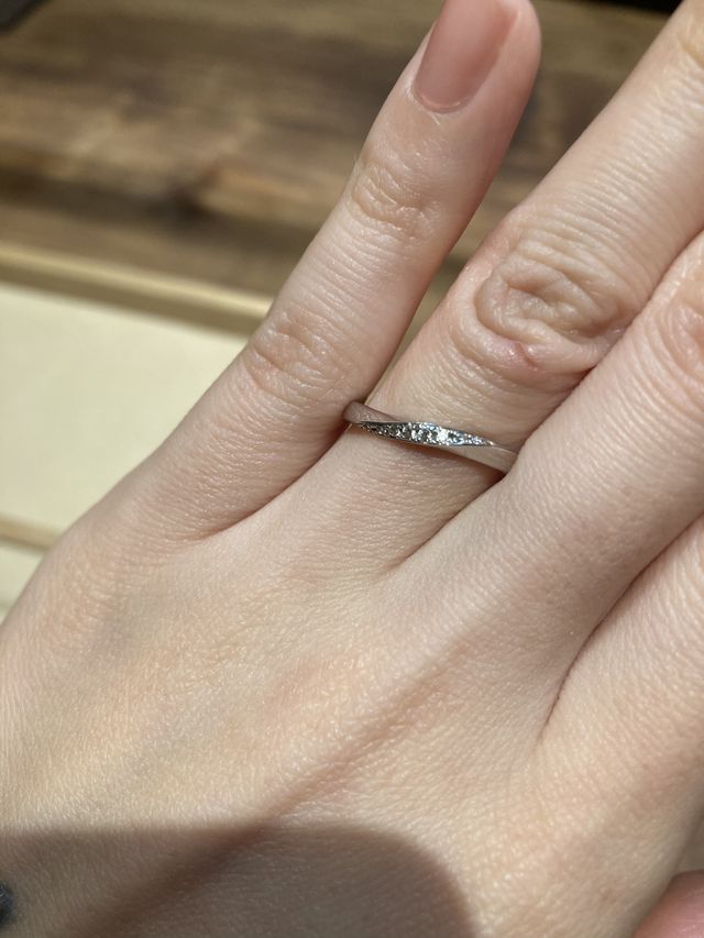 シンプルながら、中央のメレダイヤが程よく輝いて素敵でした。