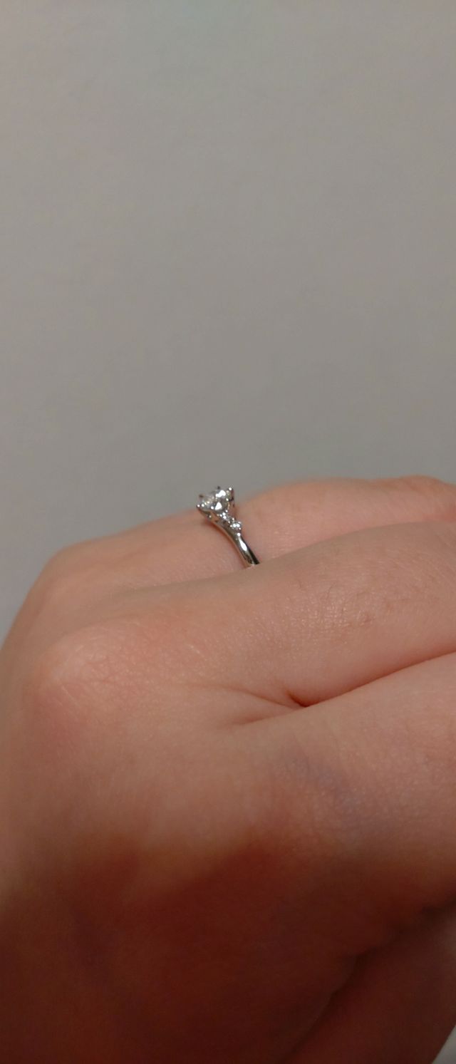 横からです。高さ・厚みのご参考に。