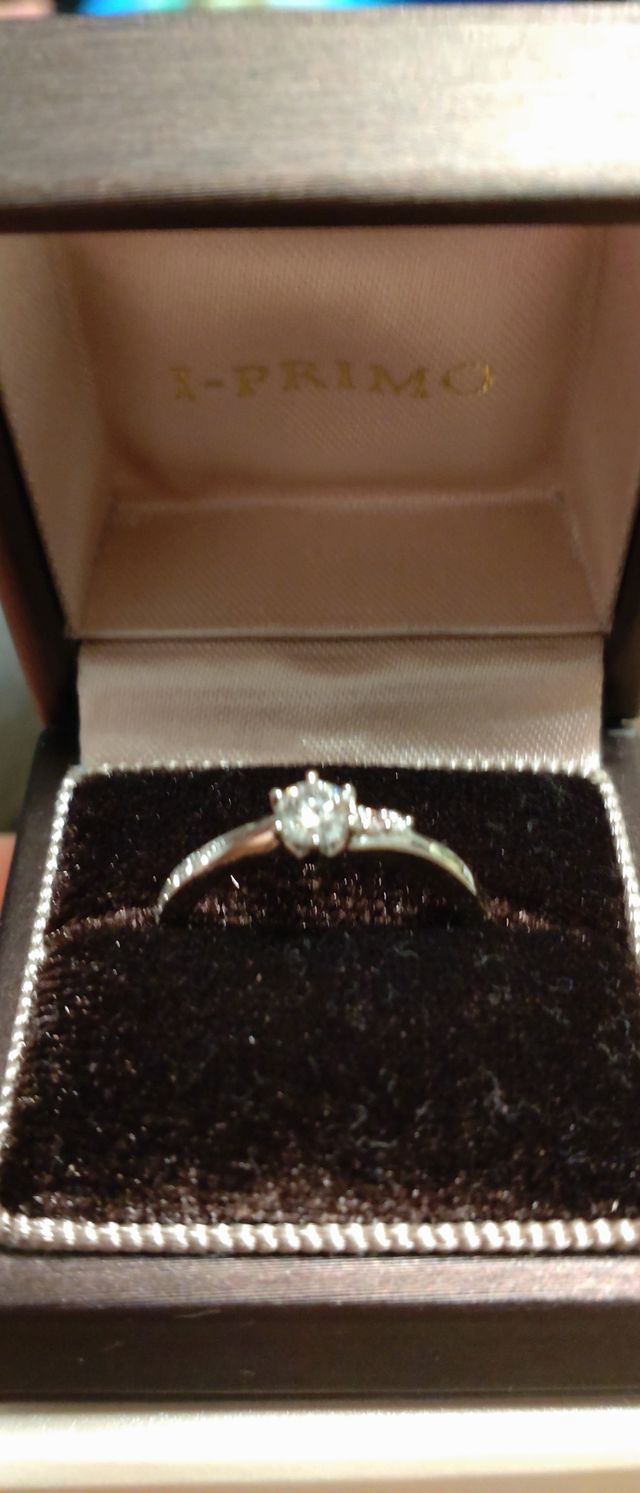 箱は超シンプルです。
見にくいですが1つはピンクダイヤに。