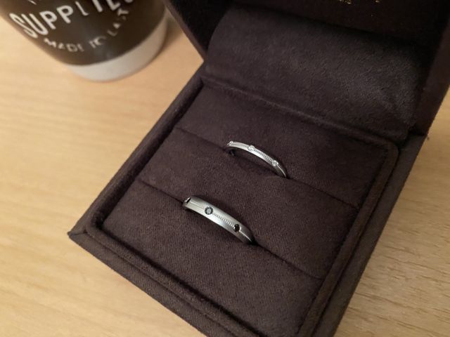 デザインは同じものを選んで石の色をそれぞれ変えました