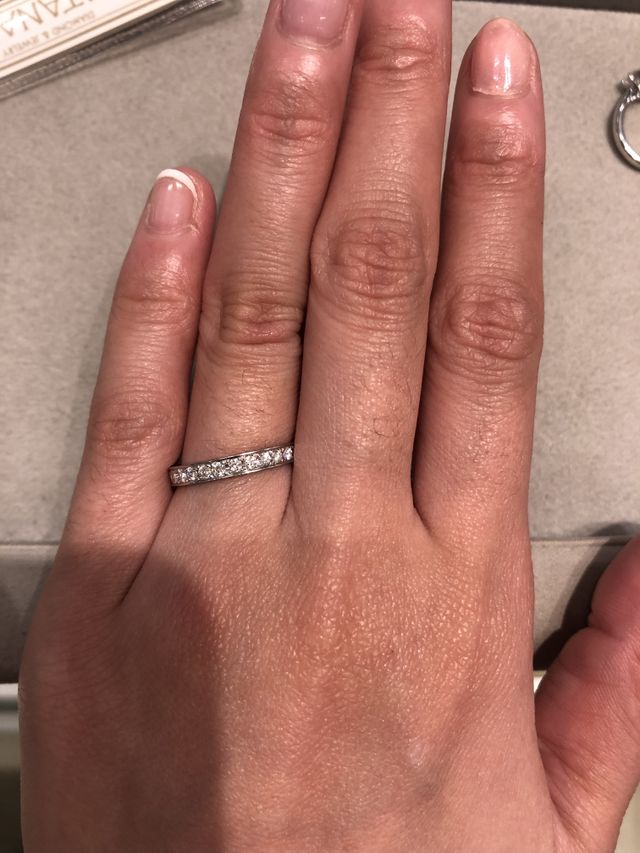 エタニティーリングです。
正面からの撮影。