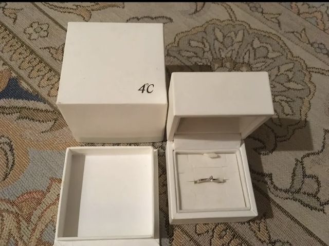 白いボックスと指輪
