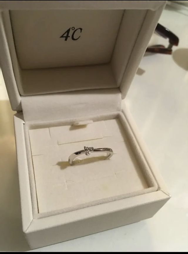 シンプルなデザインの指輪