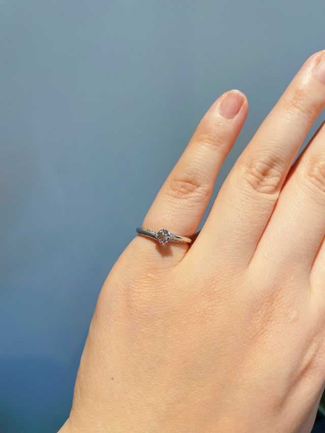 左右のメレダイアモンドのラインが美しかったです