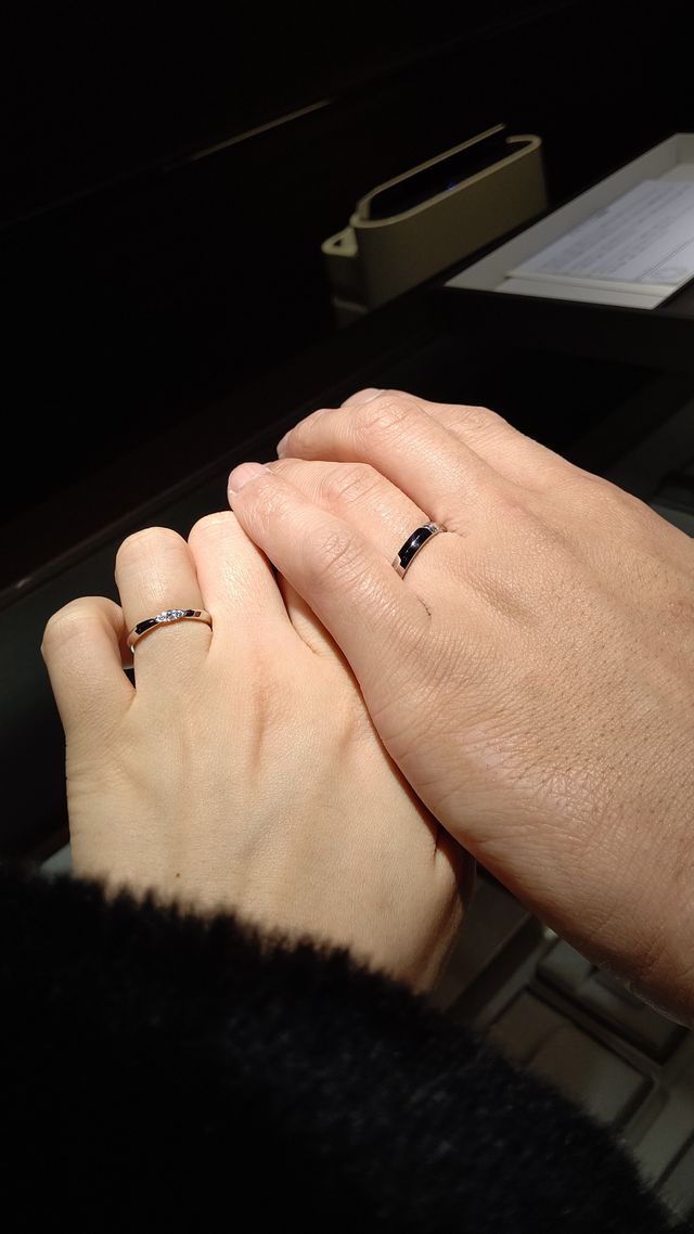 女性のデザインは3石のダイヤが石留めされていて綺麗です。
