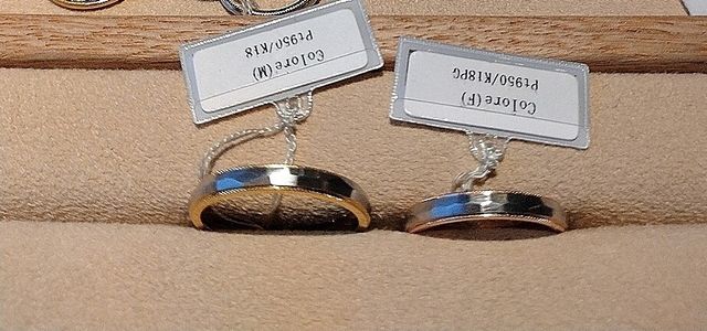 光の角度が特徴的で、外側と内側の色が異なる指輪です。