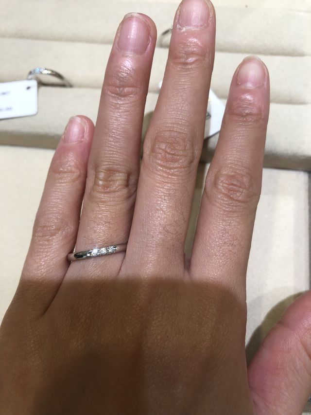 ダイヤモンドが3石ついた指輪です。