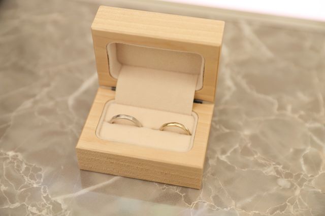 かわいい木箱だったのでリングピローとして使用しました。