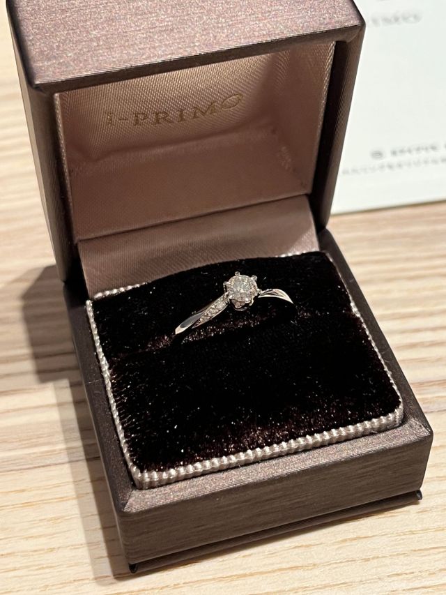 0.25Ctダイヤをセンターに配置しその周りに細かいダイヤ