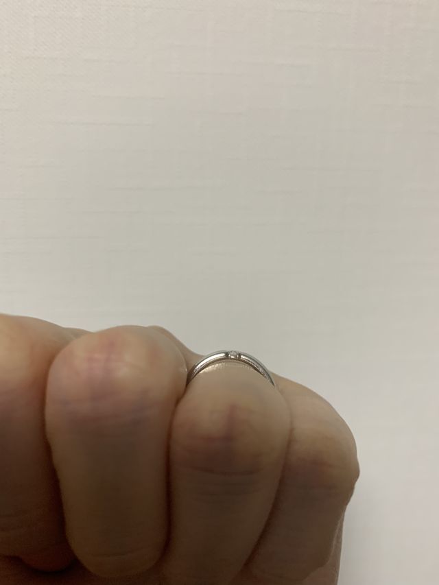 結婚指輪なのでダイヤの出っ張りはほとんどありません。