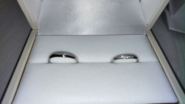 箱に入った指輪の写真