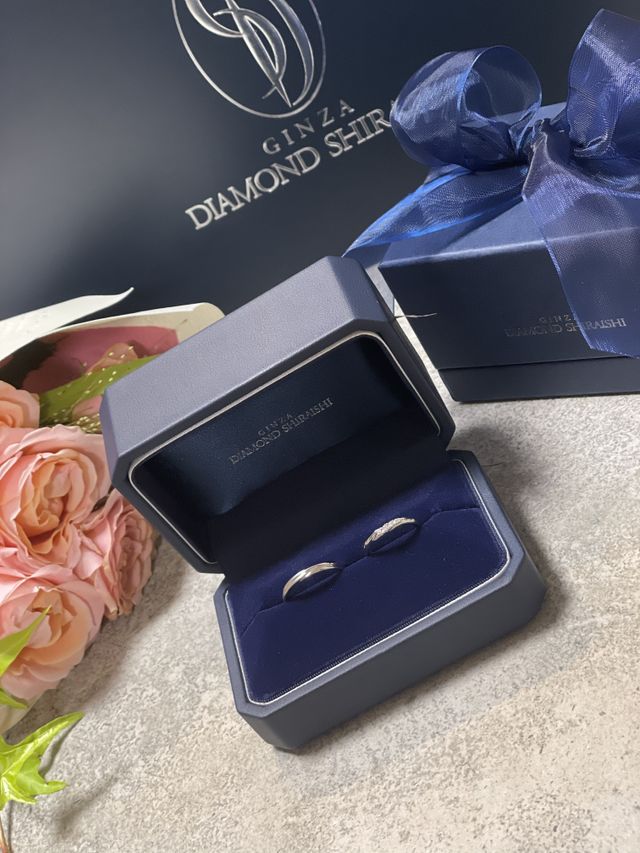 2人で選んだ指輪を花束と一緒にプレゼントしてもらいました。