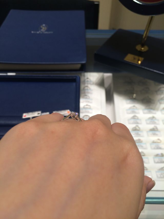 台座の部分が斜めのラインになっています。