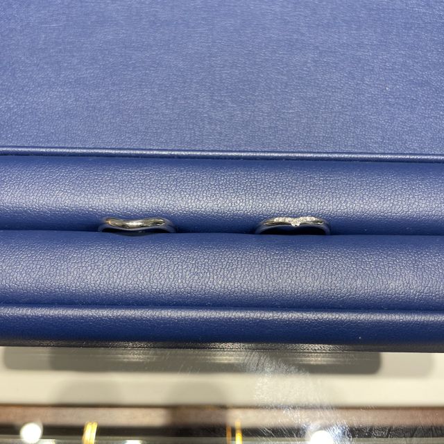 7石のダイヤが埋められていてどの角度から見ても輝いている