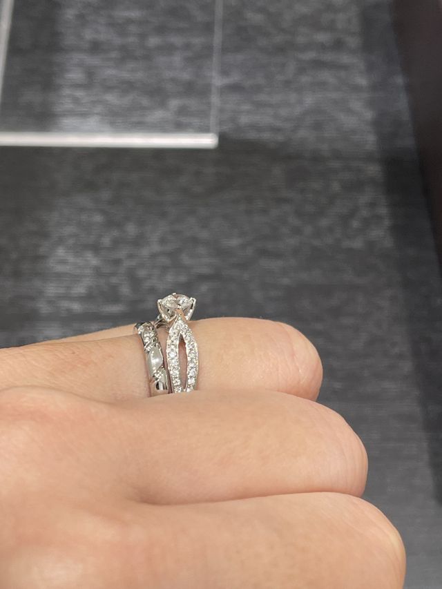 ダイヤの留め方が花びらのようです