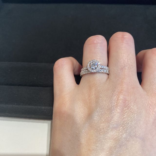 婚約指輪のヘイローリングと結婚指輪のエタニティーリング