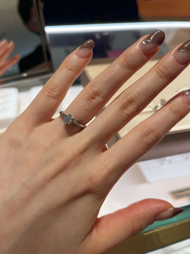 メインのダイヤの周りに小さいダイヤの連なるタイプ