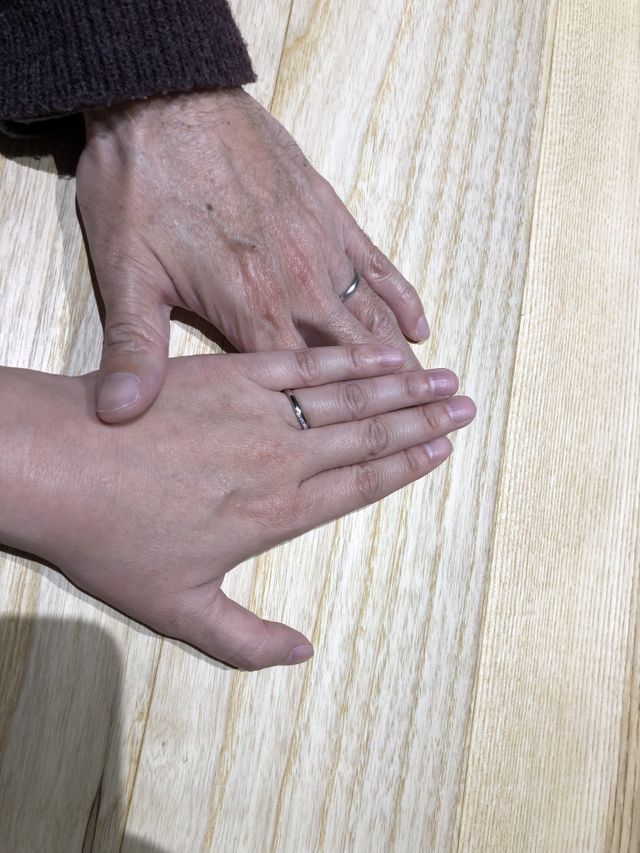 受取時。
同じ指輪を違う仕上げ方で。