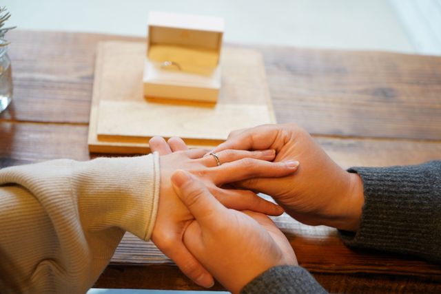 お互いが指輪を付け合う瞬間を撮ってくれます