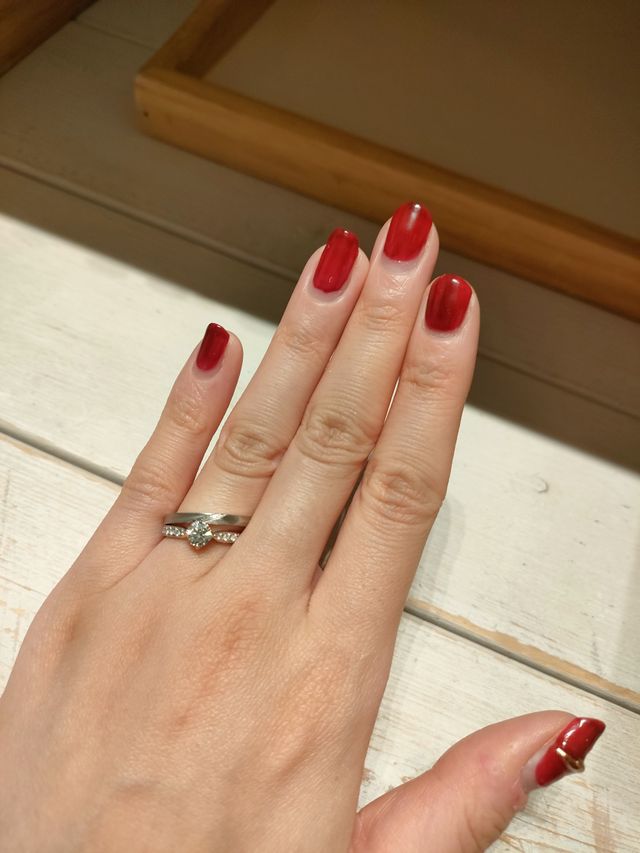 ツヤ消しのねじりデザイン。婚約指輪との重ね付け。