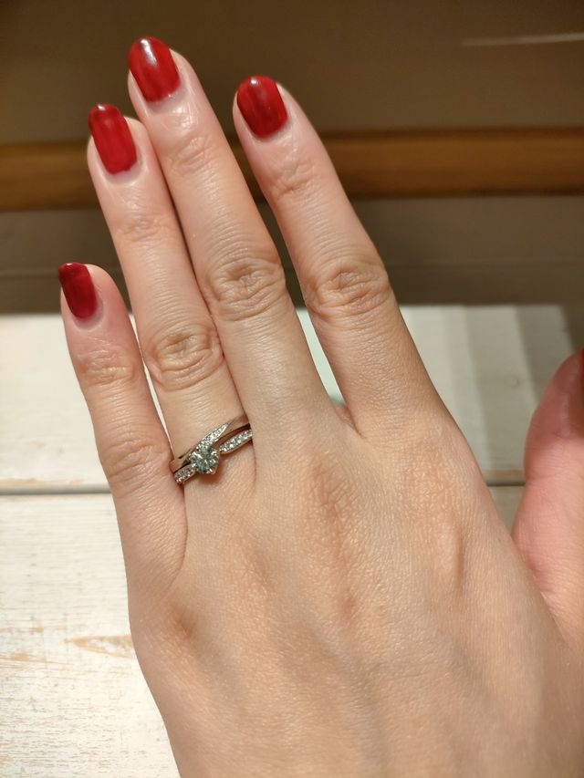 ダイヤが入っています。婚約指輪との重ね付け。