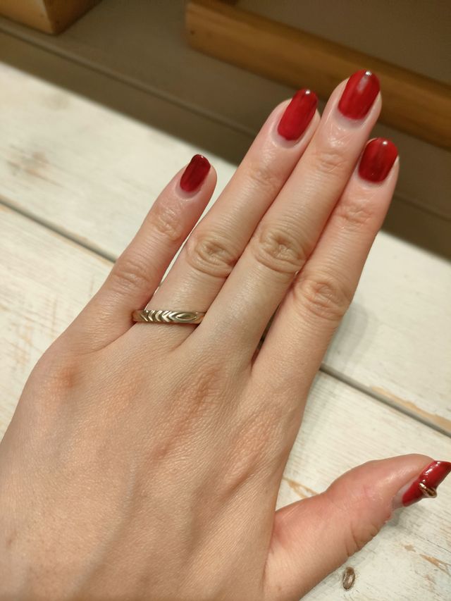 シルバーとゴールドの、個性的な模様が掘られている指輪。