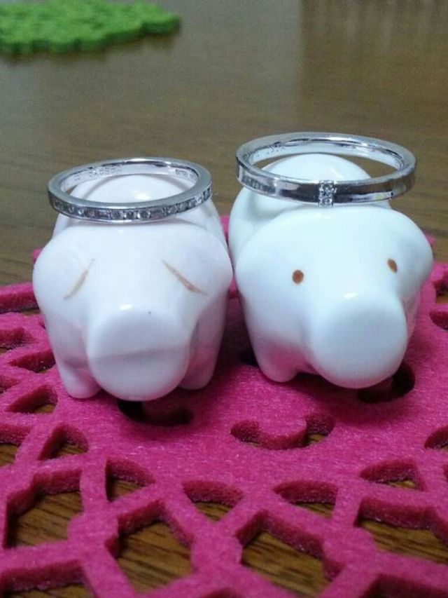 右側が同じブランドの主人の指輪