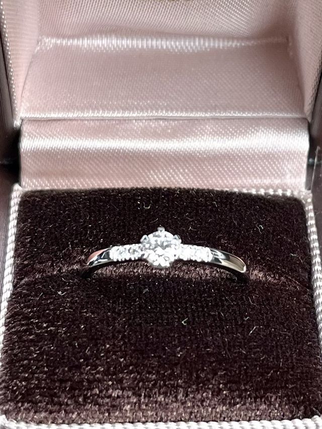 王道のプロポーズリングに少しアクセントがついた指輪