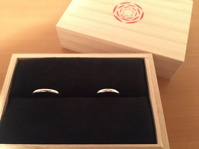 男性の方はシンプルリング。女性はスクエア型のダイヤ入り。