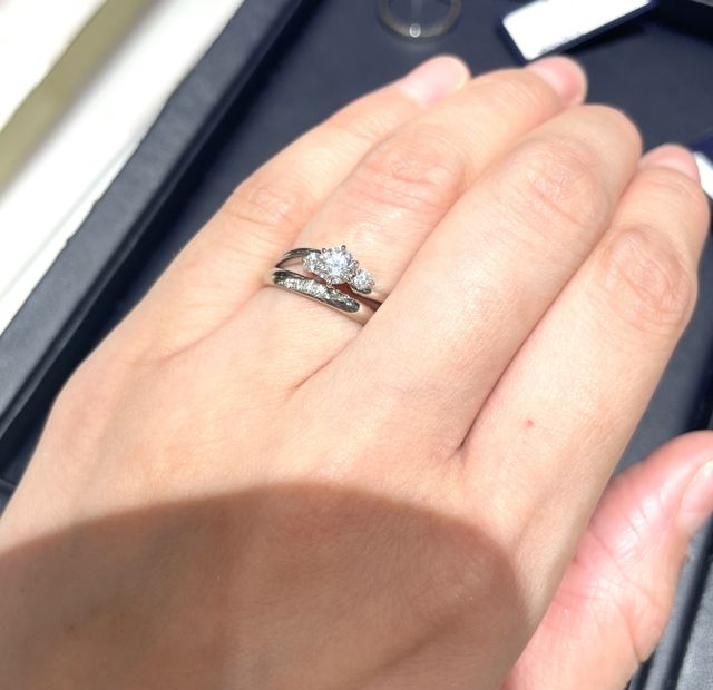 相性の良い婚約指輪と重ね付けさせていただきました。