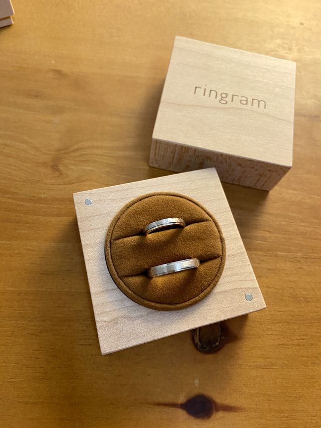 男女で同じデザインで太さはお互いの好みで作りました。