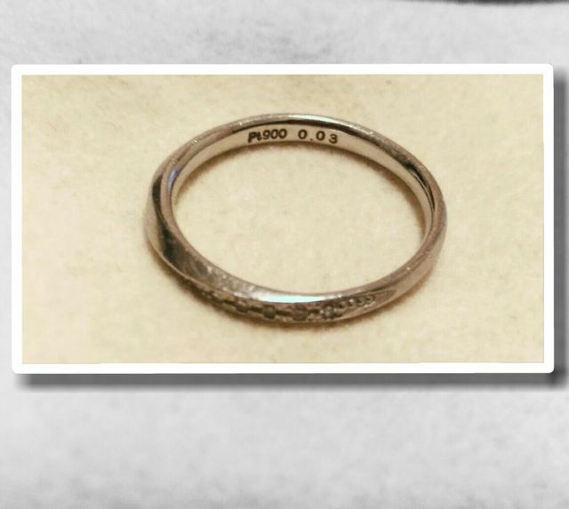 一般的な結婚指輪と比べると細いですが刻印もしてくれました。