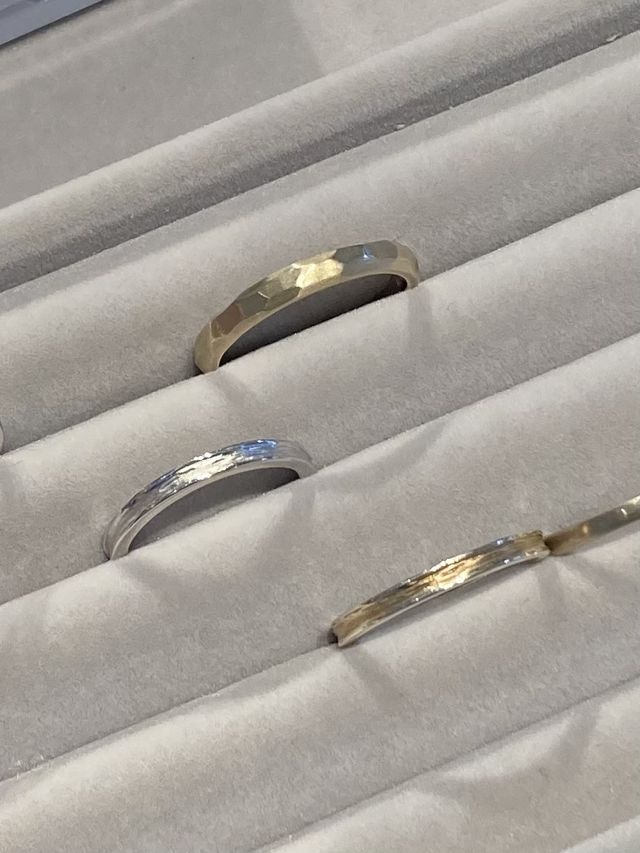 表面の加工が施されたものもあり、少し個性があって素敵でした