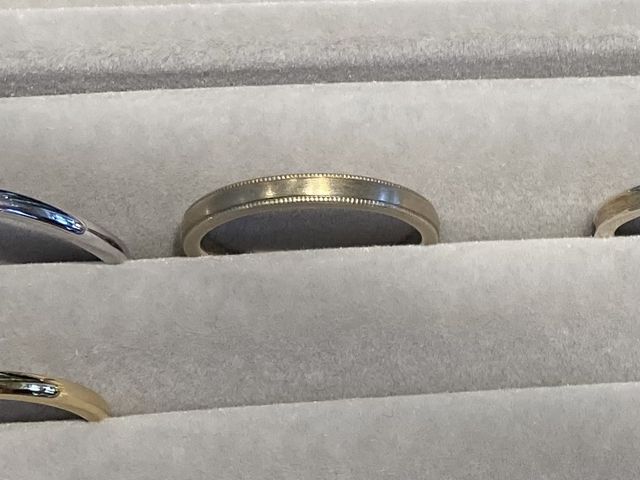 ミル打ちが施されたデザインの指輪。シンプルで綺麗でした。